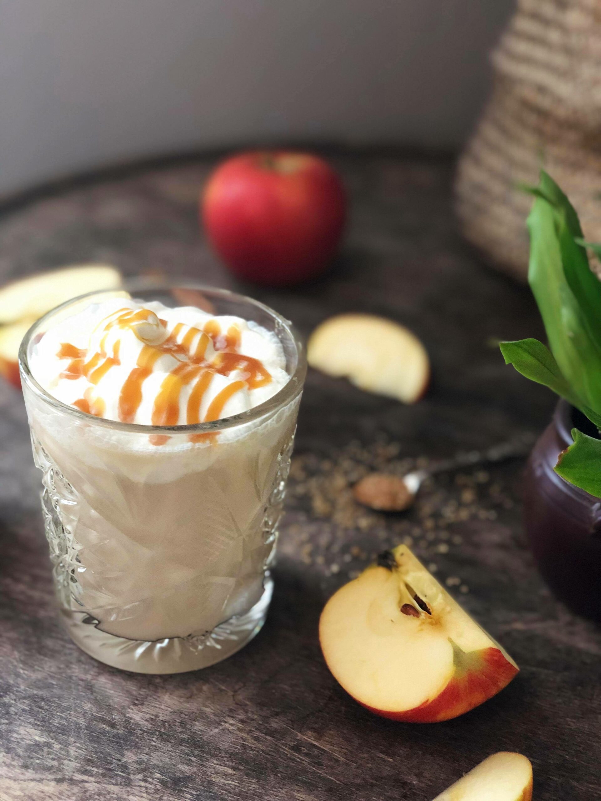 Varmende eplecider med salt karamell