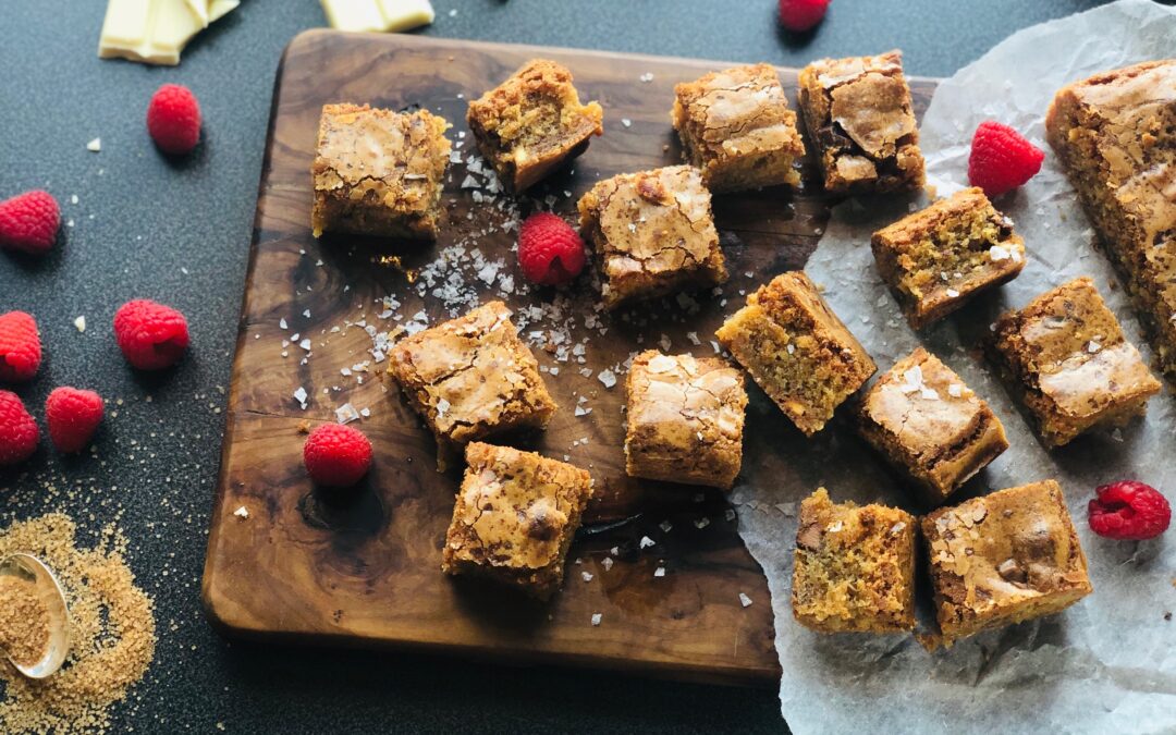 Fudgy blondies med hvit sjokolade