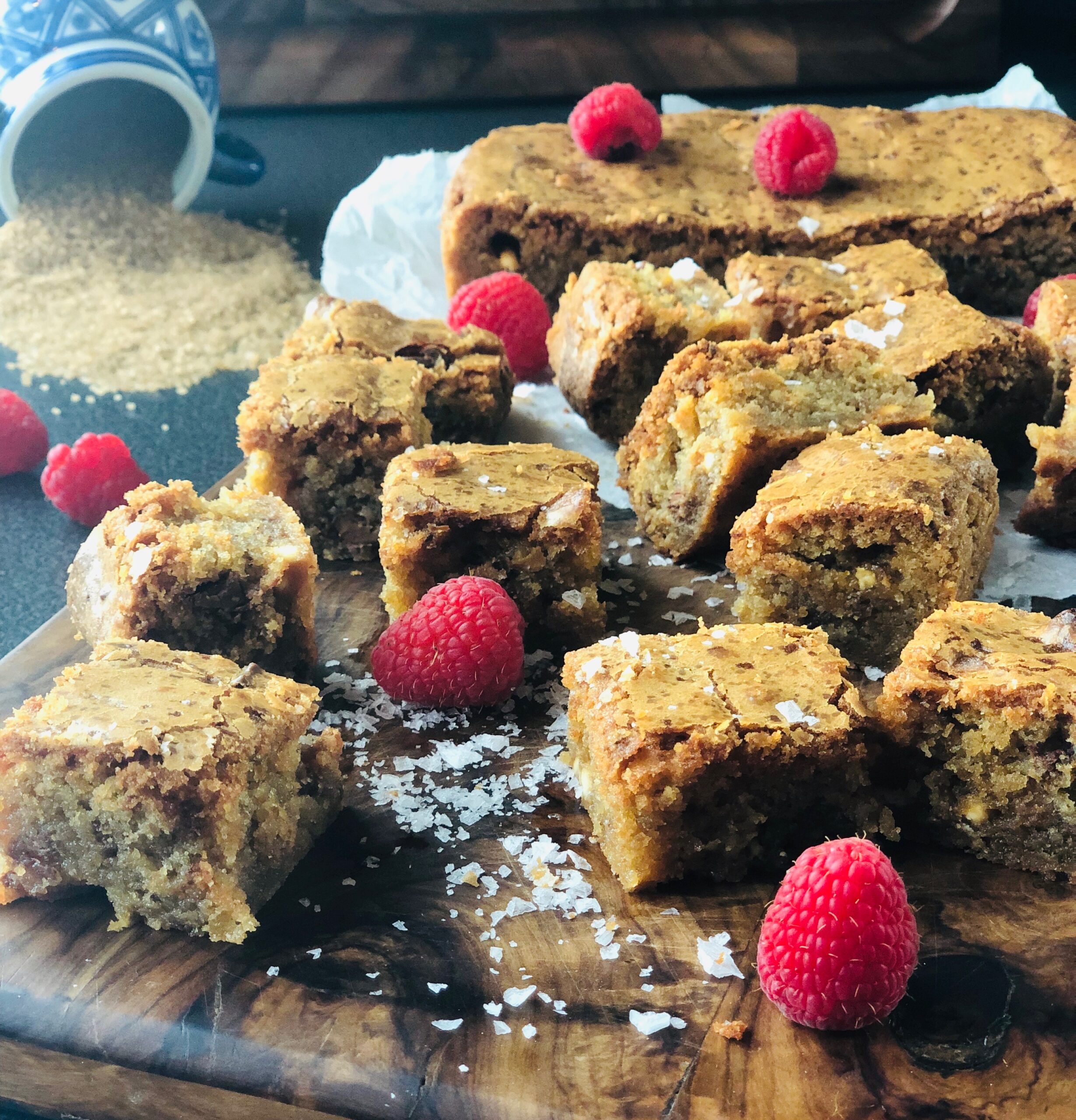 Fudgy blondies kake med hvit sjokolade, havsalt og brunt sukker