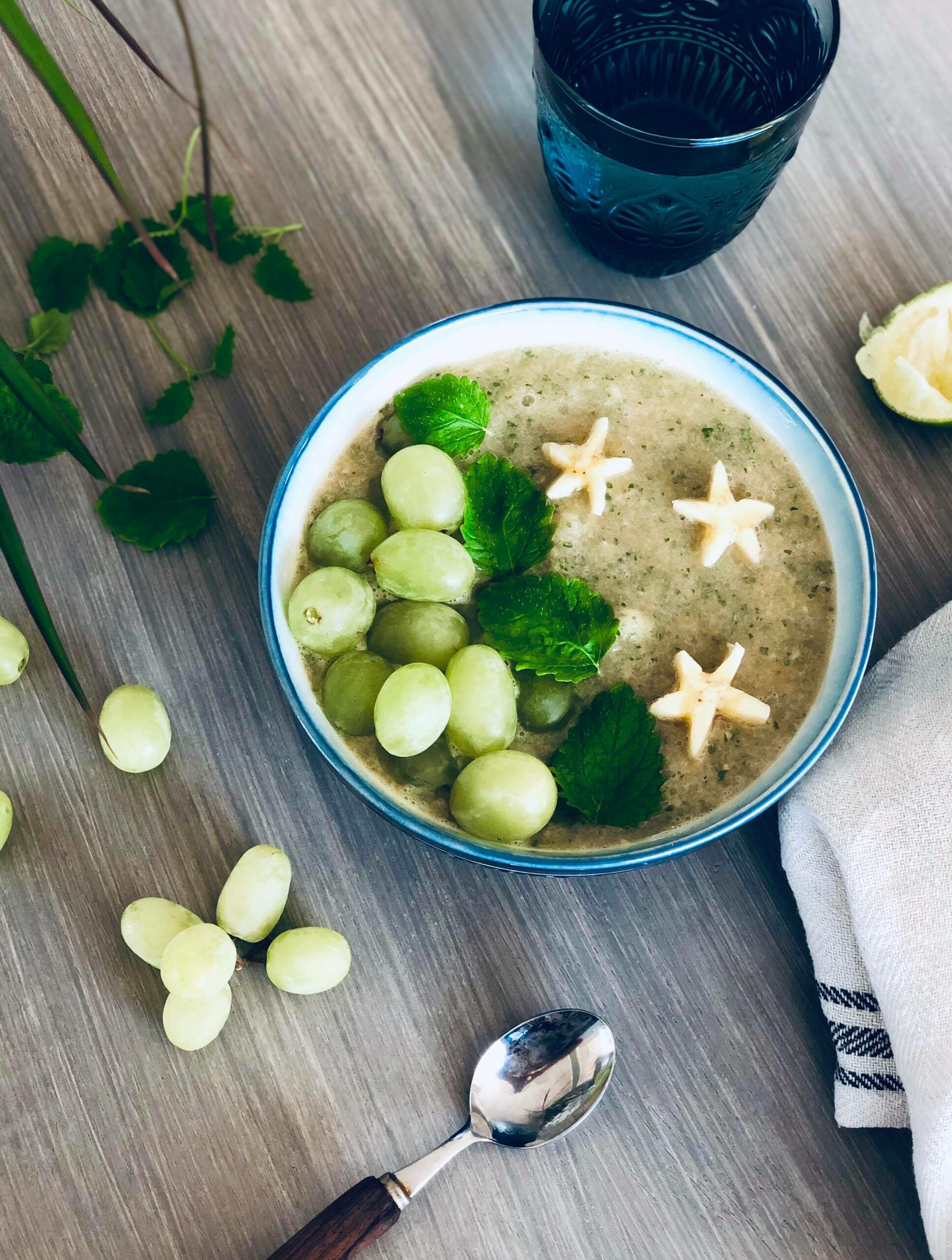 Smoothiebowl med cantaloupe, sitronmelisse, honning og druer