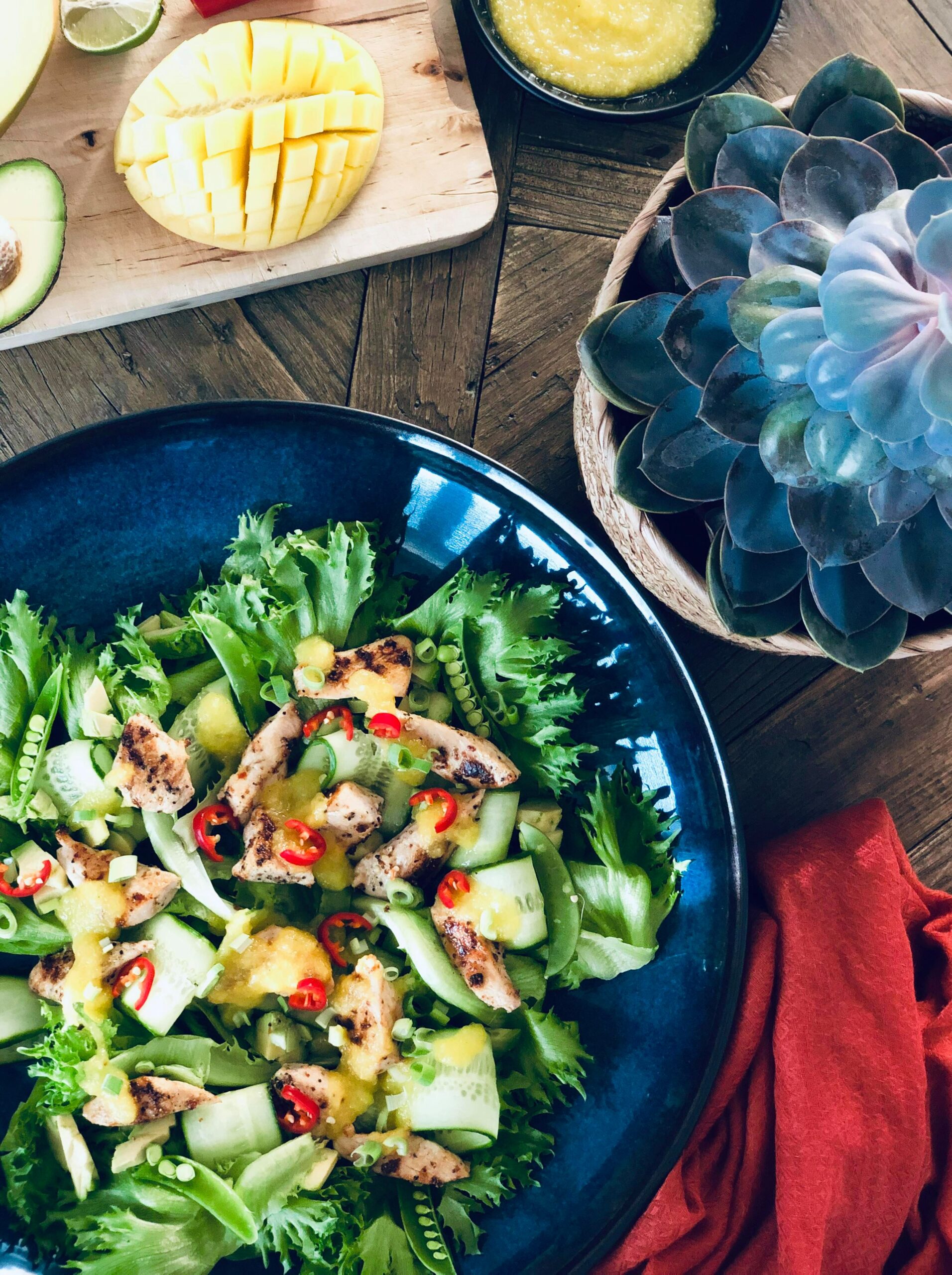 Kyllingsalat med agurk, avokado, chili, mango, sukkererter toppet med mangosaus