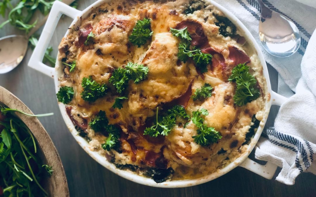 Parmesanbakt kylling med spekeskinke, persille og kremet saus i ildfast form